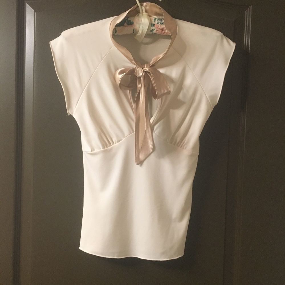 FLATTERING TOP WITH GOLD SATIN TIE DETAIL - Picture 3 of 4